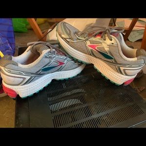 Women’s tennis shoes